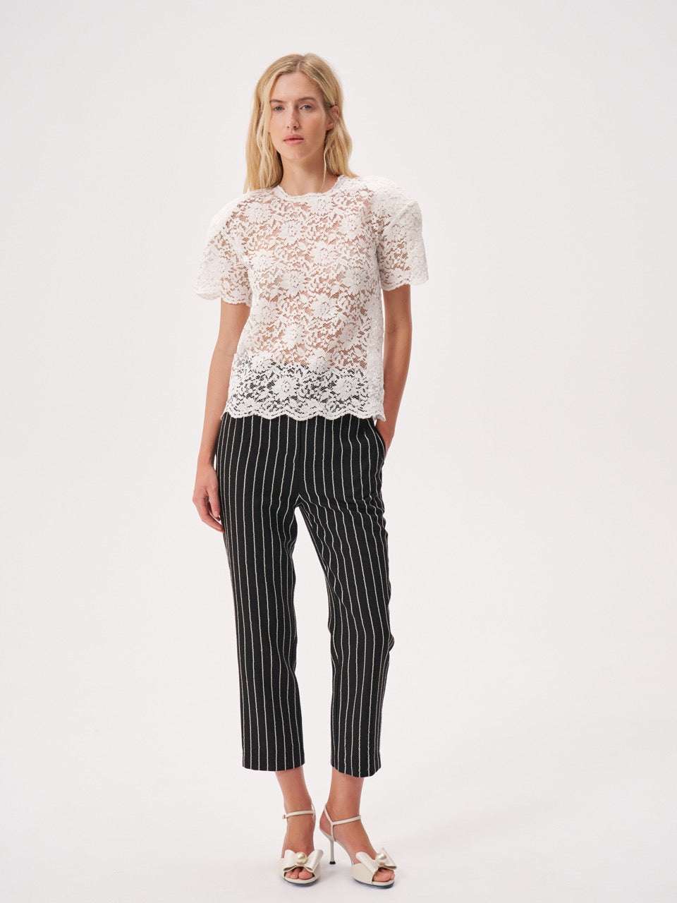 Топ с подплечниками из кружева