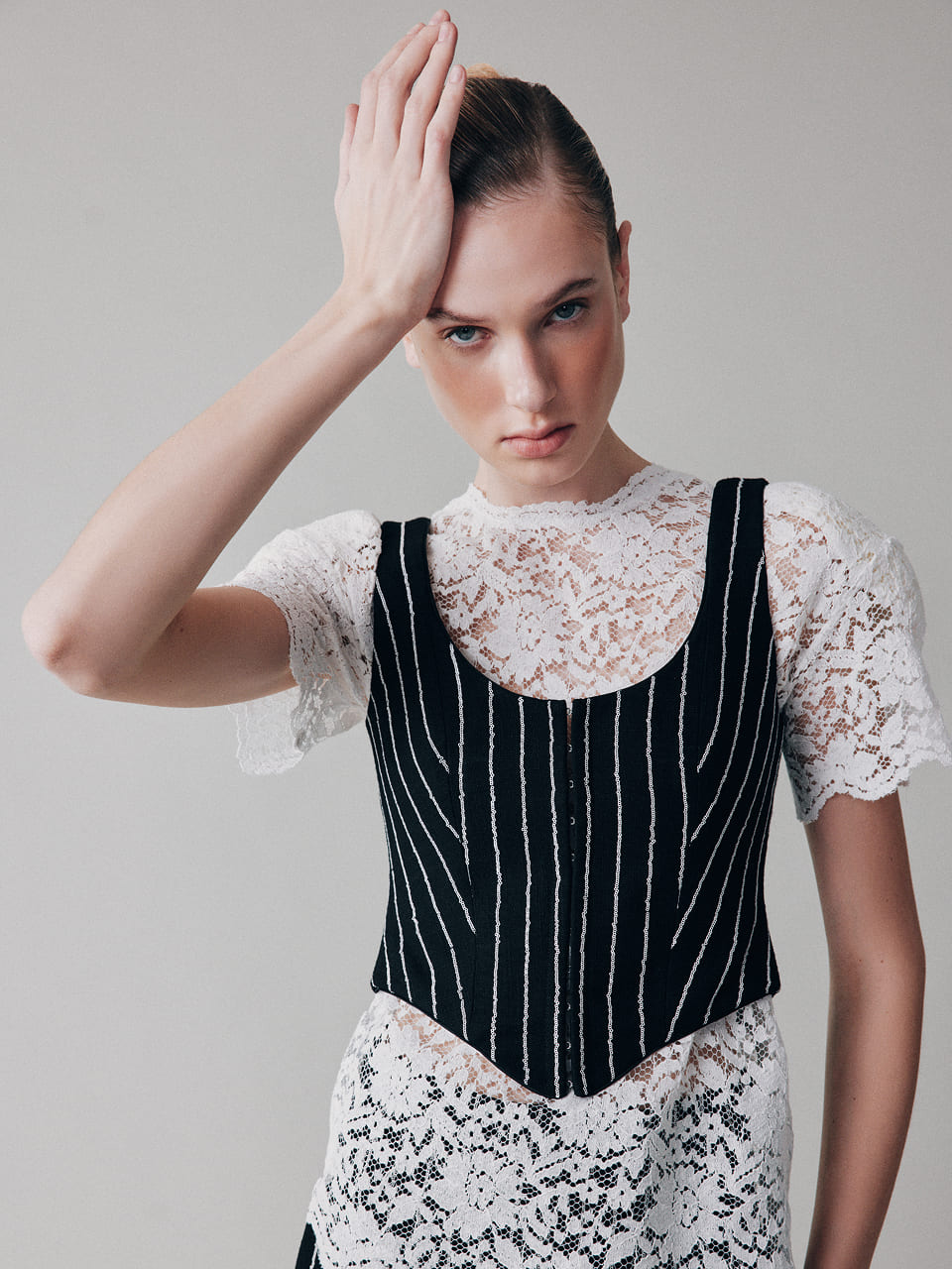 Топ с подплечниками из кружева