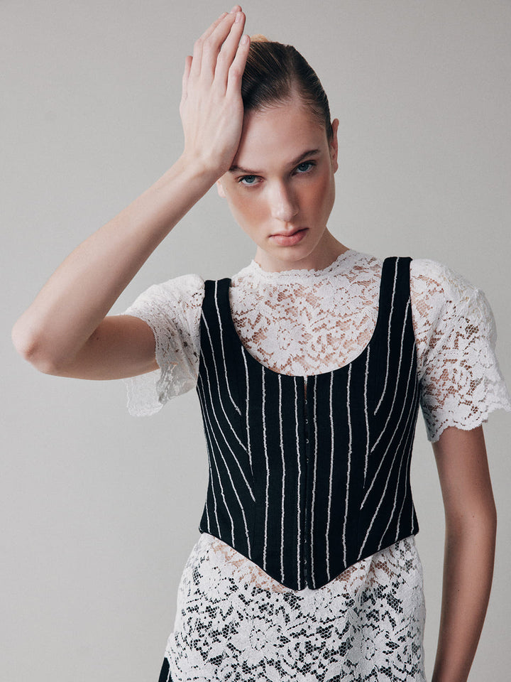 Топ с подплечниками из кружева