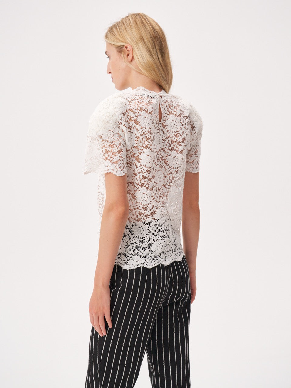 Топ с подплечниками из кружева