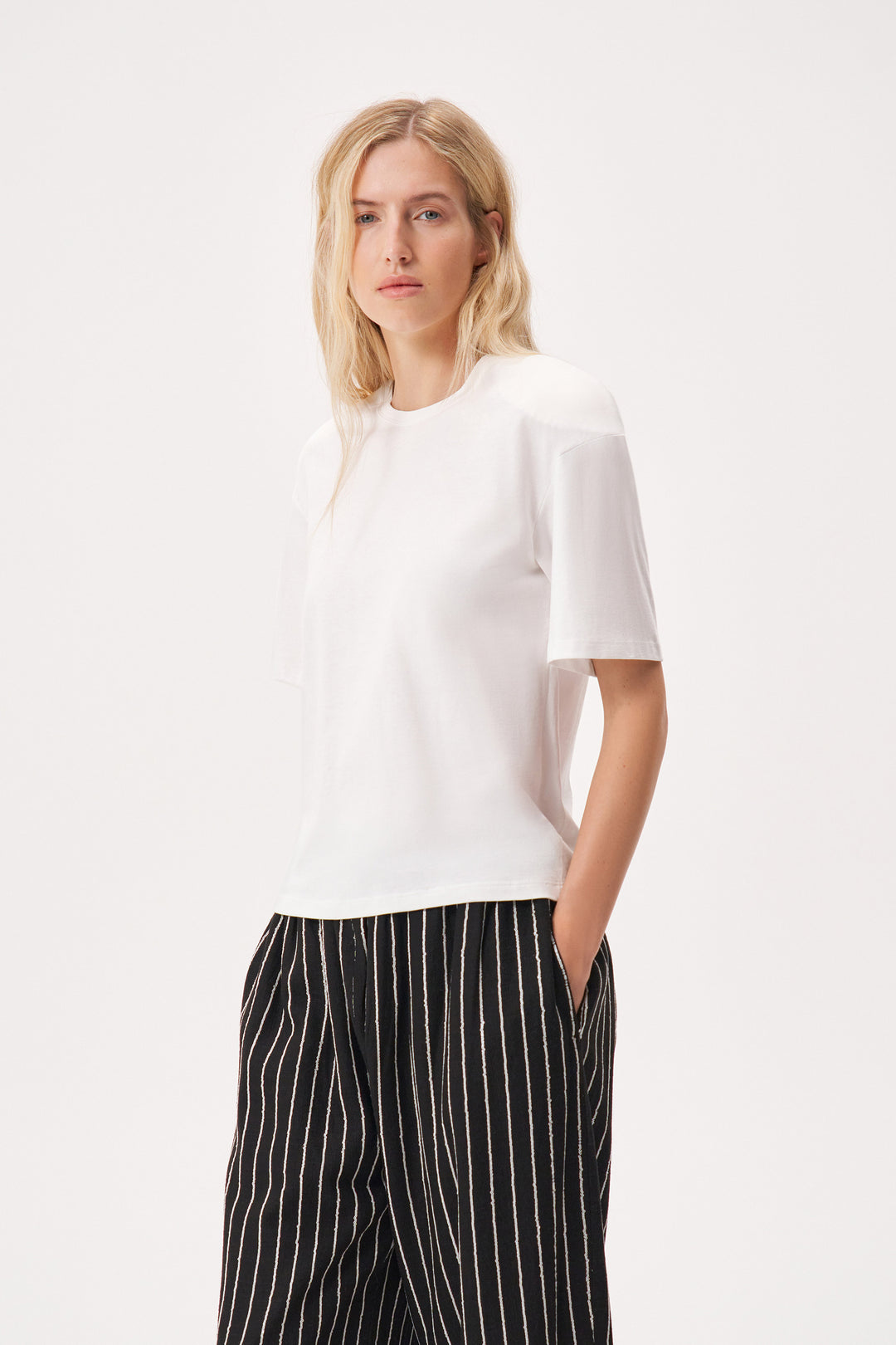 Футболка с подплечниками