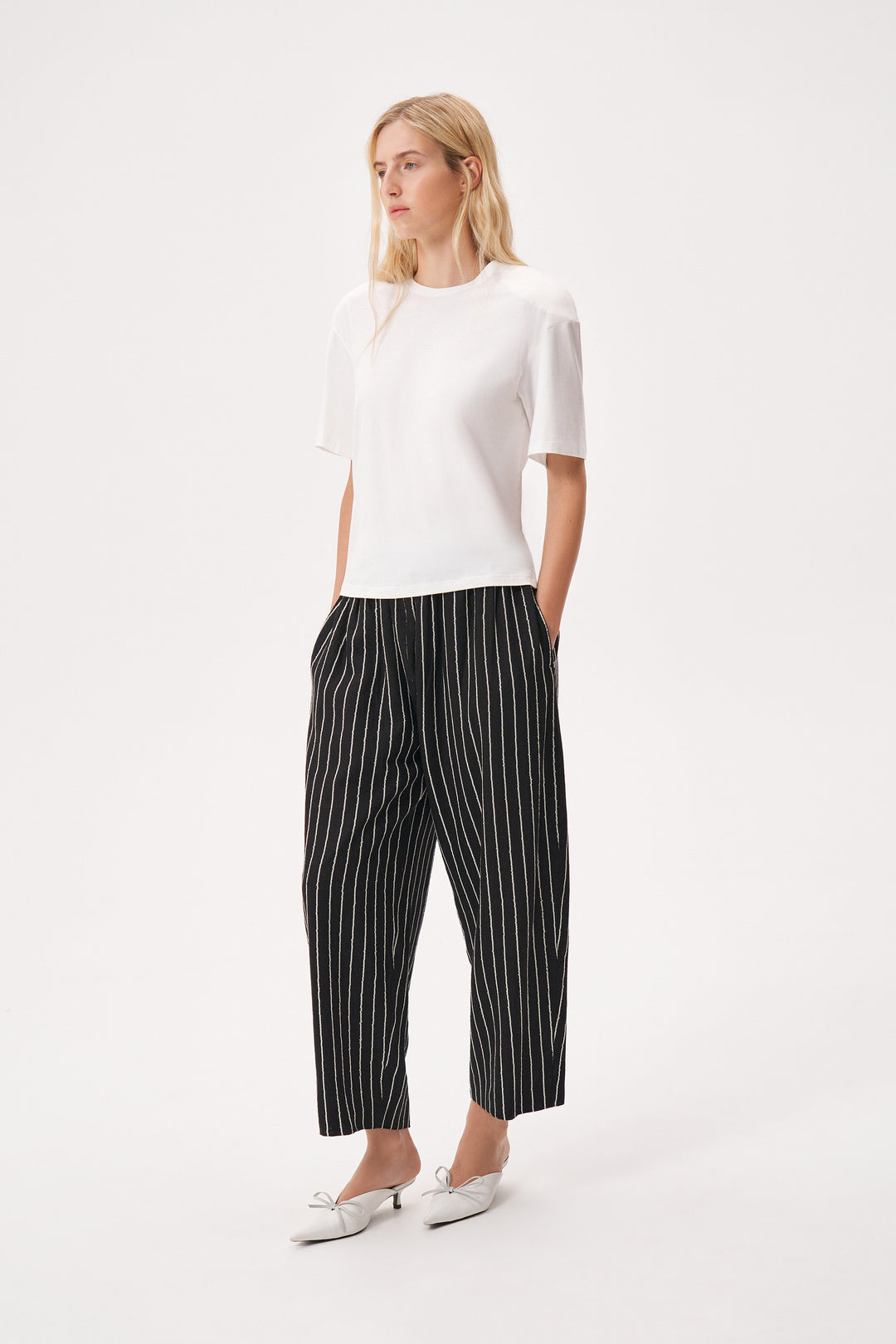 Футболка с подплечниками