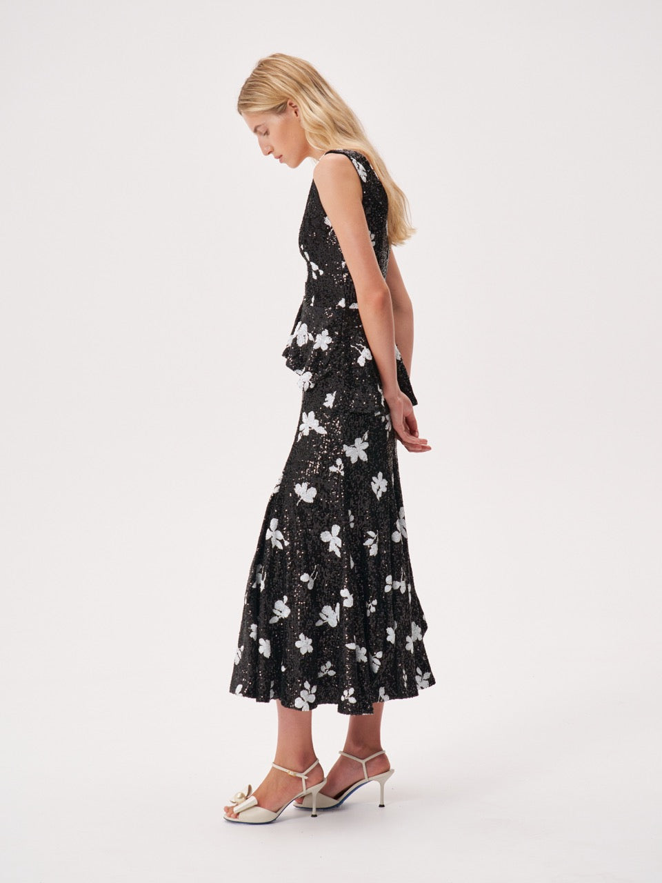 Платье с пайетками и воланом на талии