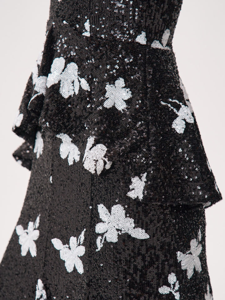 Платье с пайетками и воланом на талии