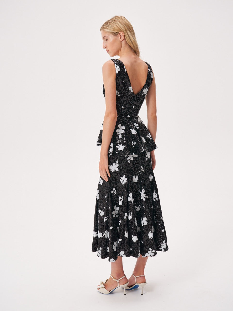 Платье с пайетками и воланом на талии