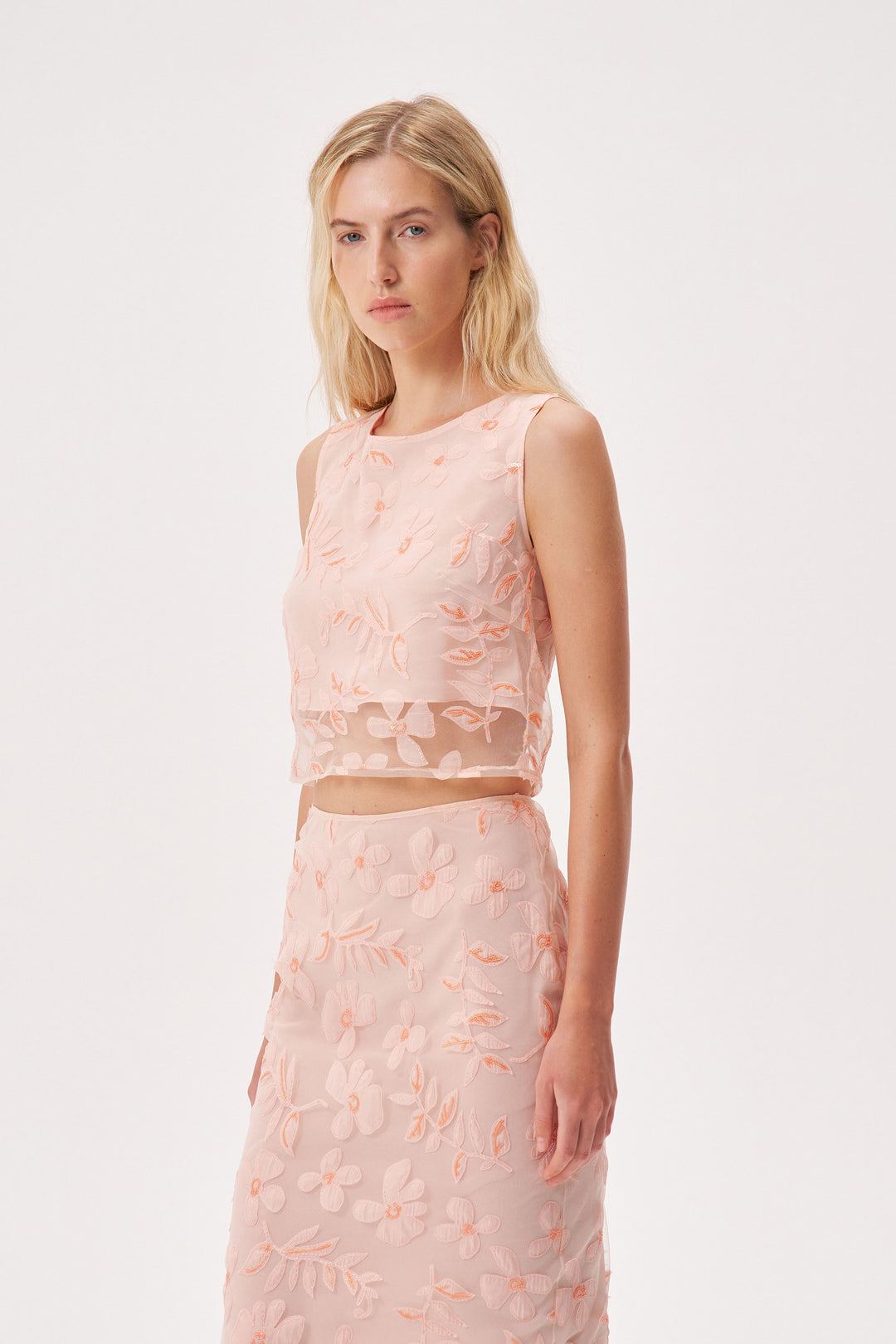 Топ с цветочной аппликацией