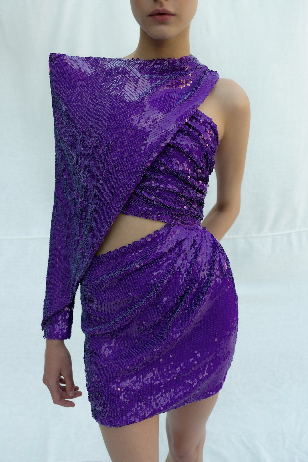 Платье из ткани с пайетками с накидкой на одно плечо