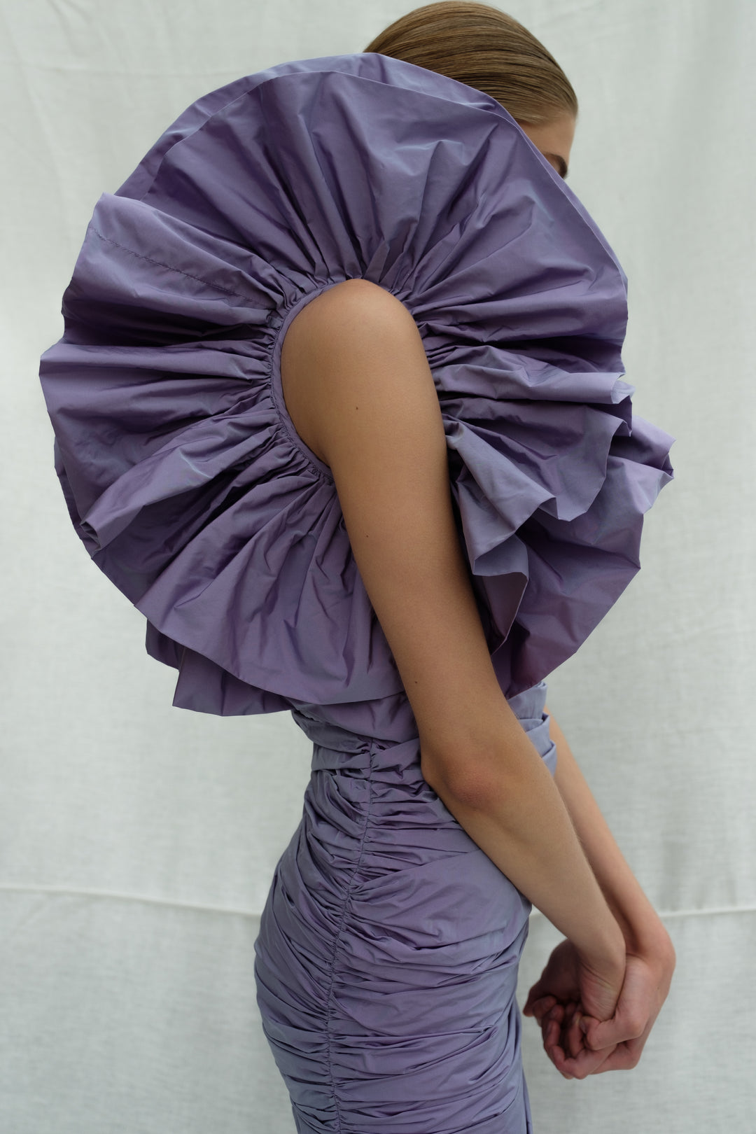 Платье с рукавом в виде цветка