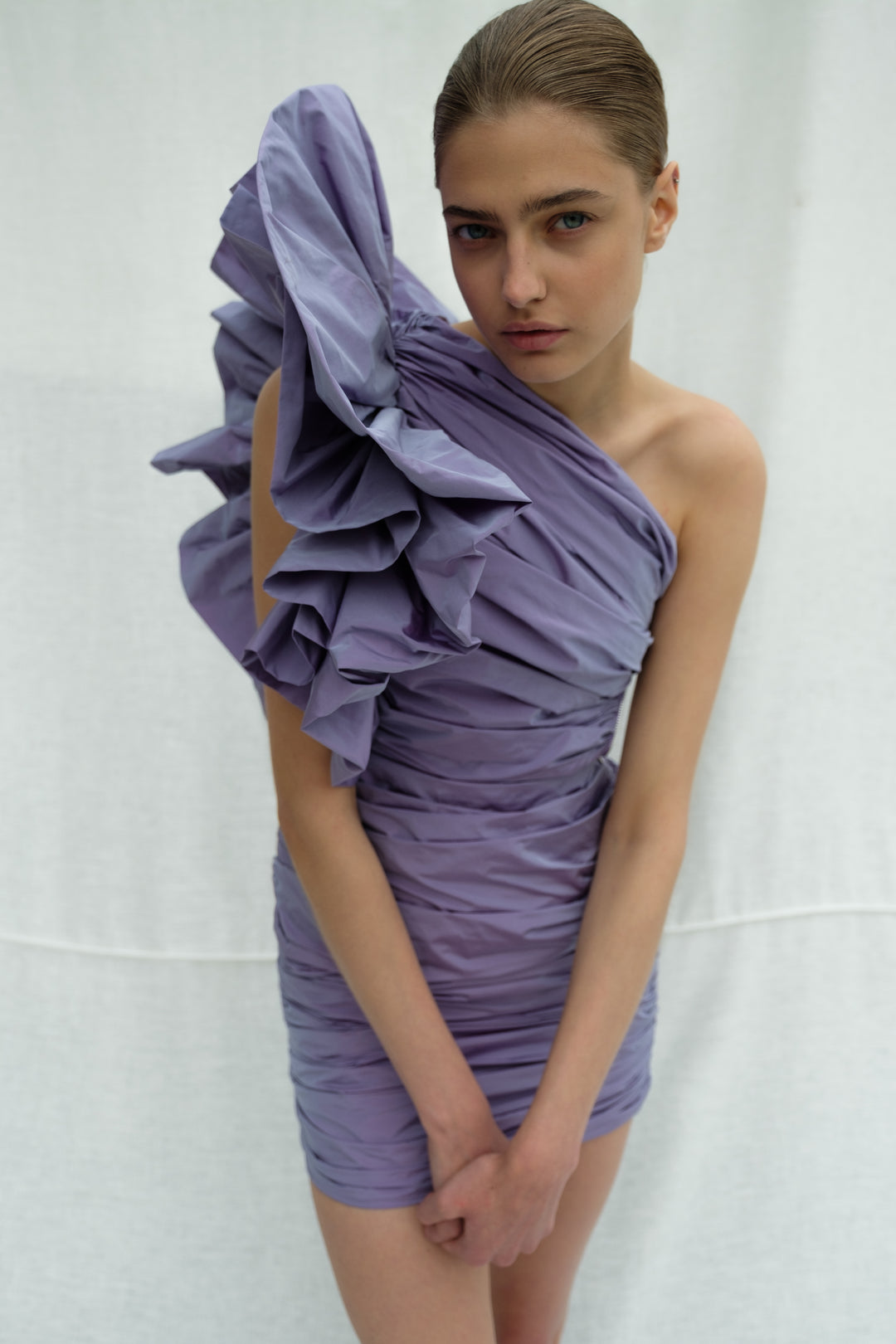 Платье с рукавом в виде цветка