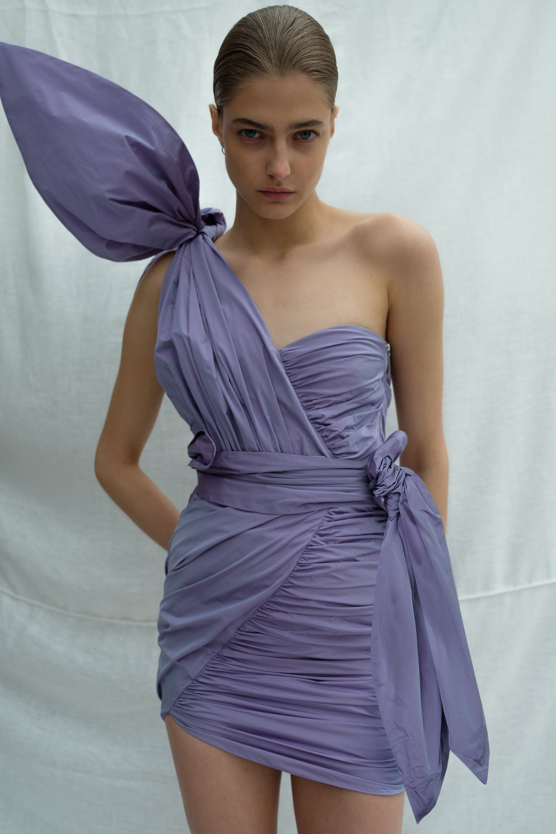 Платье из тафты с декоративными узлами