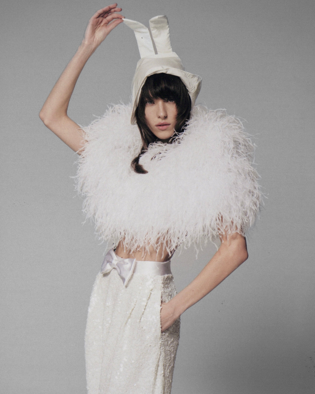 Кейп, декорированный перьями страуса