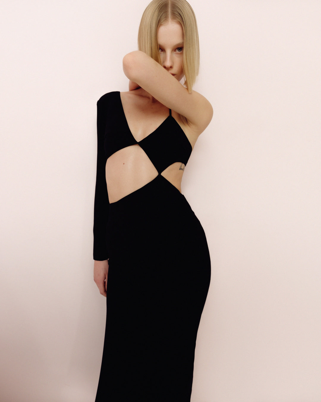 Платье из крепа с одним рукавом