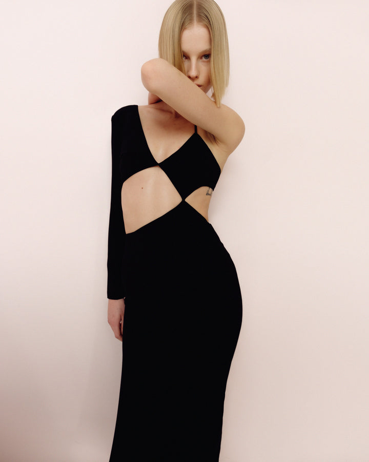 Платье из крепа с одним рукавом