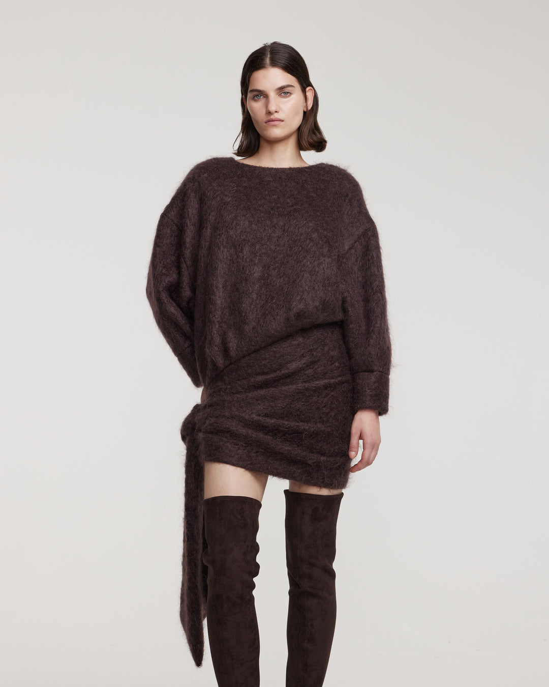 Платье-мини из мохера с драпировкой и декоративным узлом