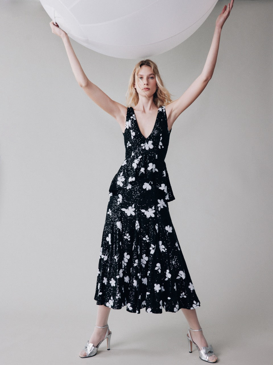 Платье с пайетками и воланом на талии