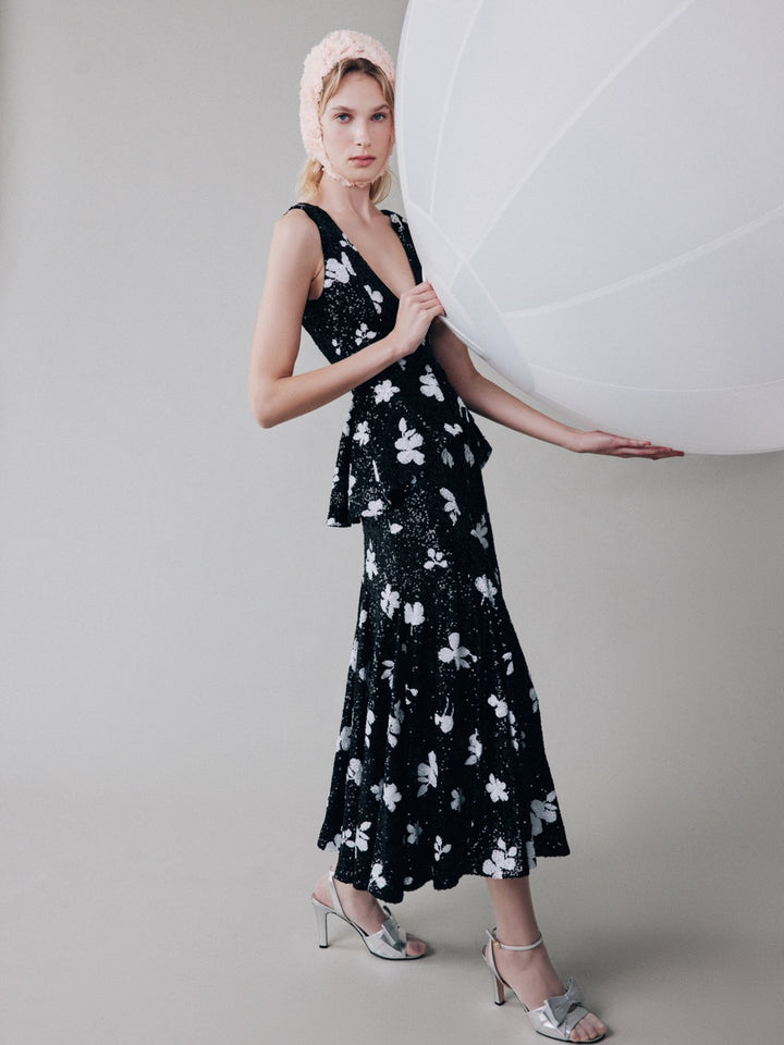 Платье с пайетками и воланом на талии