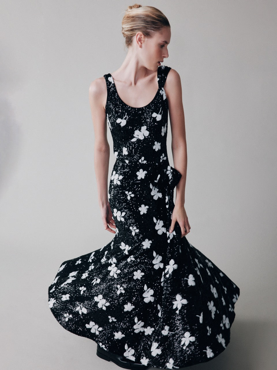 Платье с пайетками и декоративным бантом