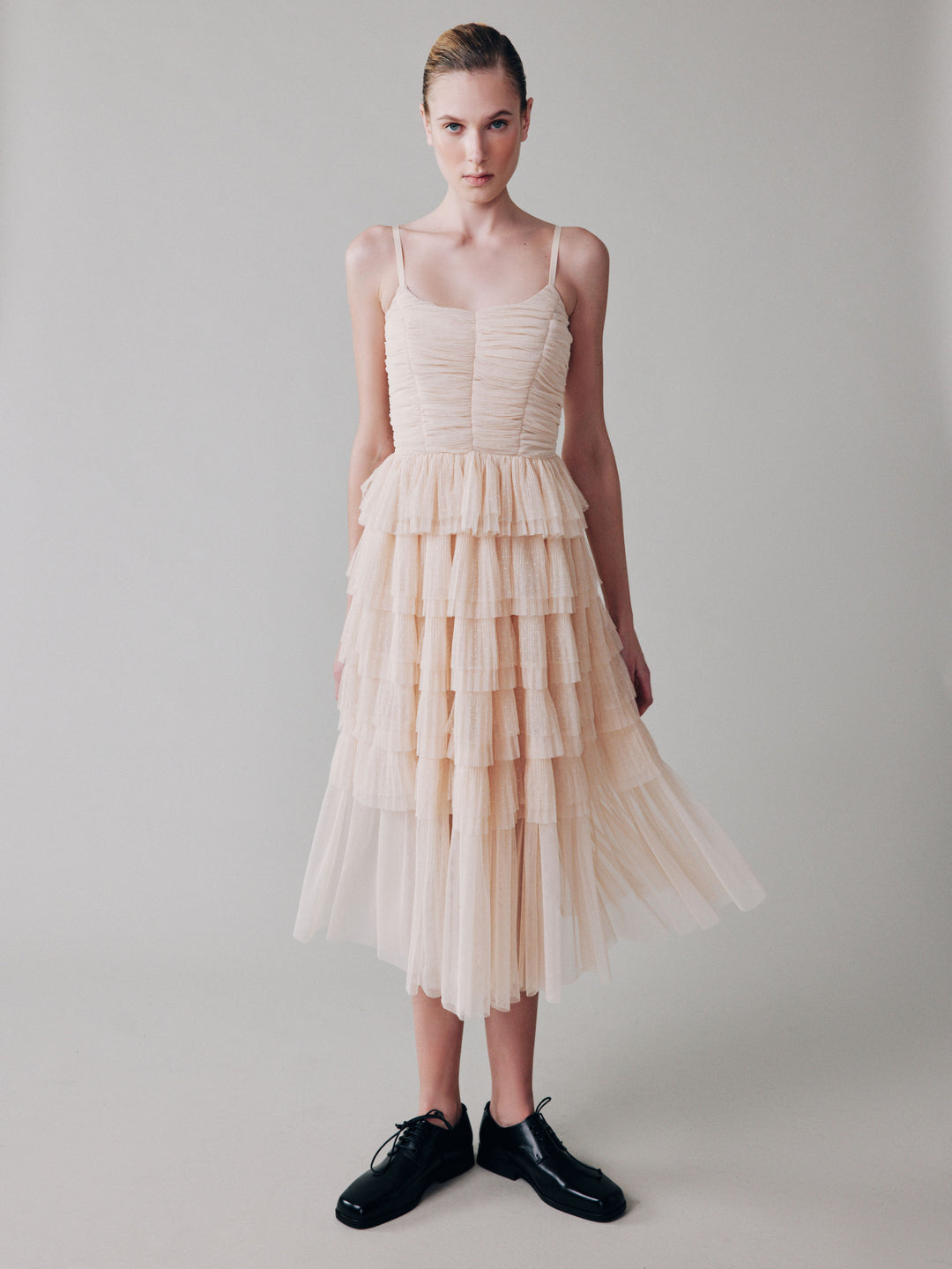 Платье с воланами из мягкой сетки гофре в горошек