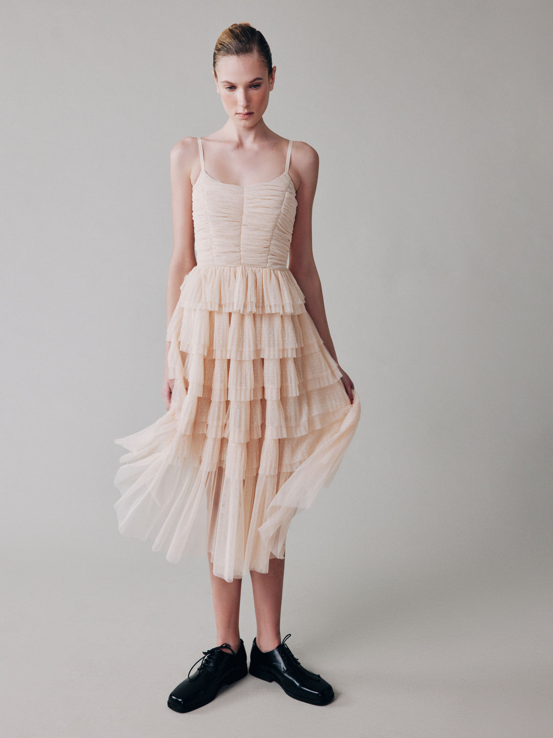 Платье с воланами из мягкой сетки гофре в горошек