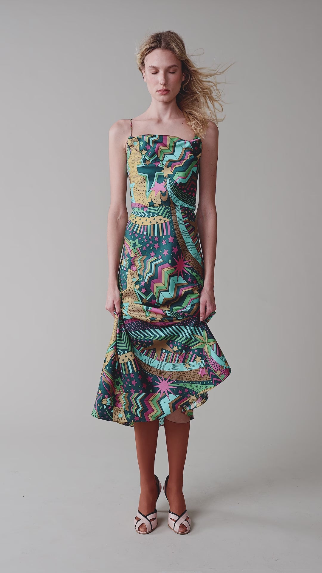 Платье на тонких бретелях с принтом из шелка Liberty