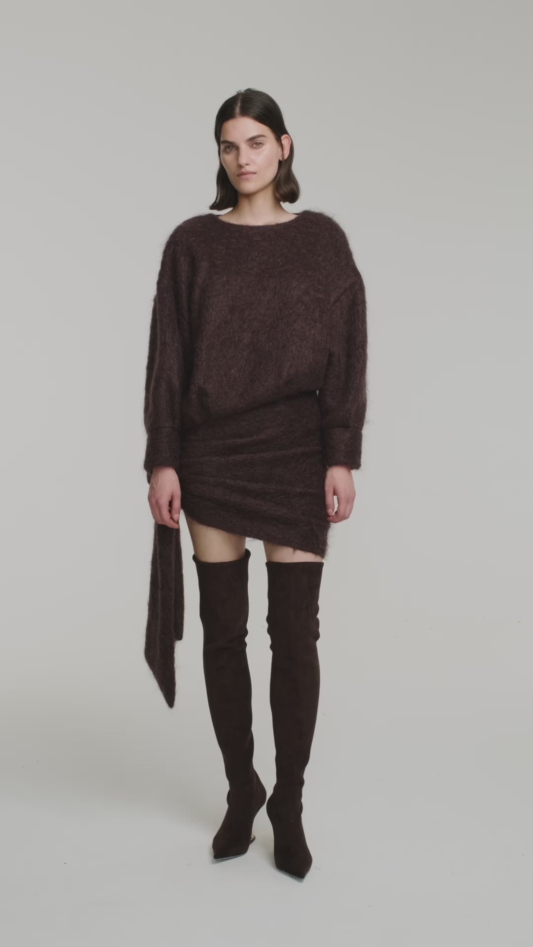 Платье-мини из мохера с драпировкой и декоративным узлом