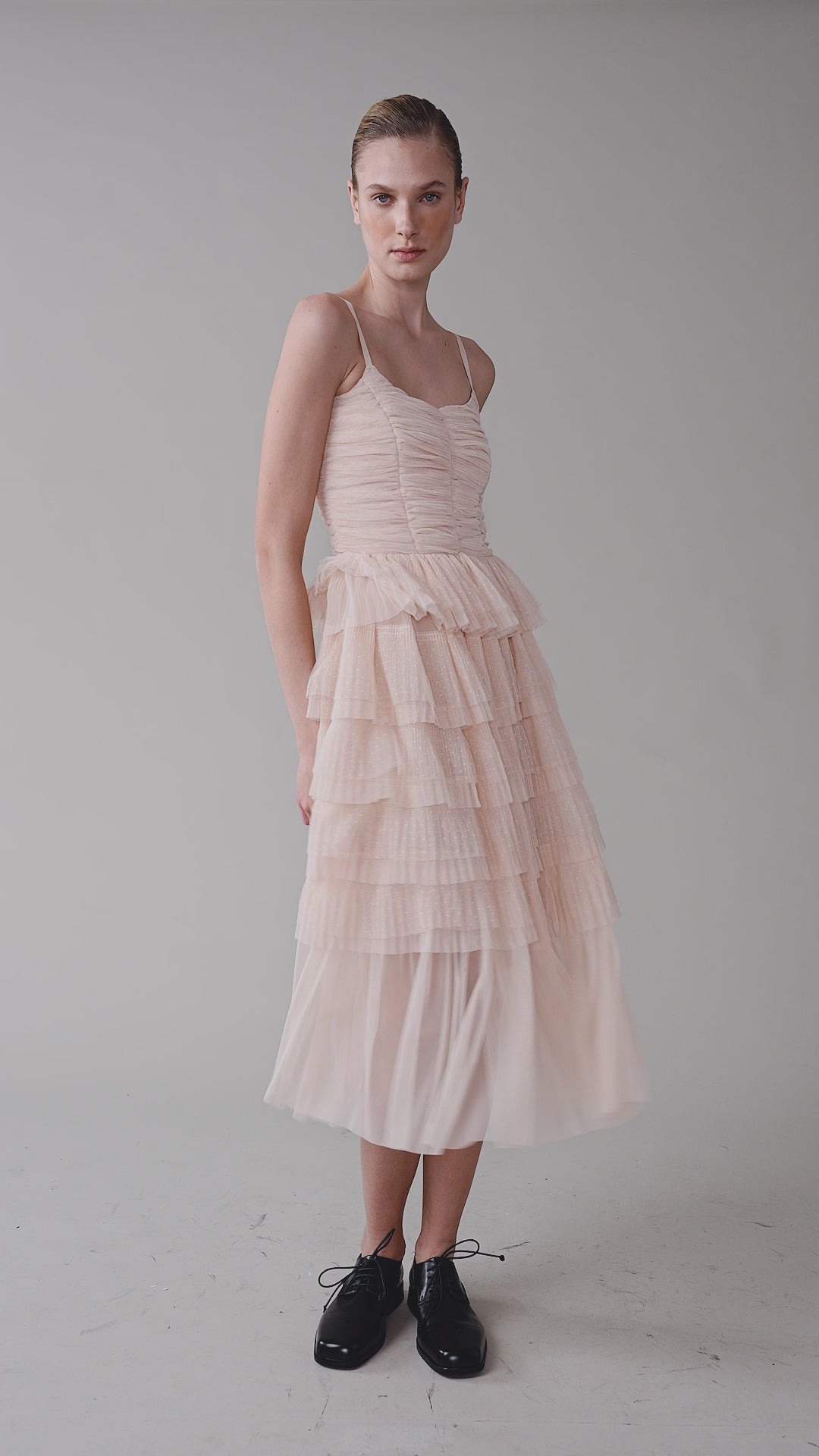 Платье с воланами из мягкой сетки гофре в горошек