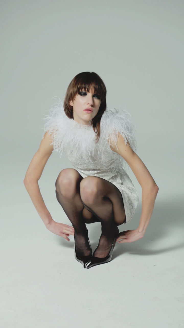 Платье мини из ткани, расшитой пайетками, декорированное перьями страуса