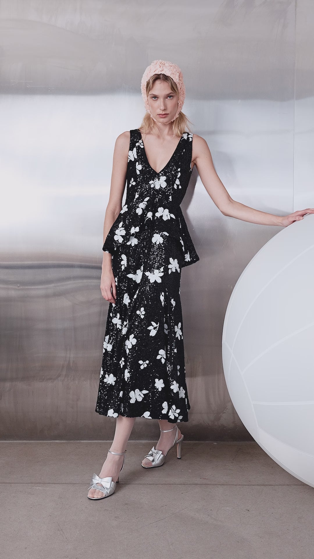 Платье с пайетками и воланом на талии