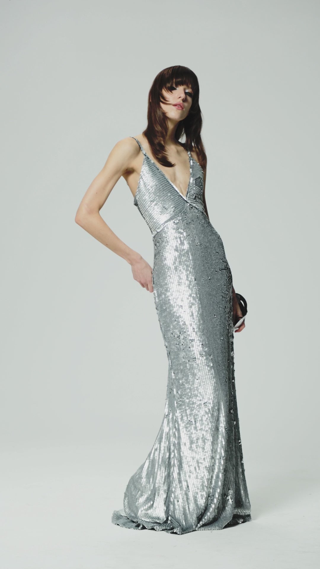 Платье в пол из ткани, расшитой пайетками