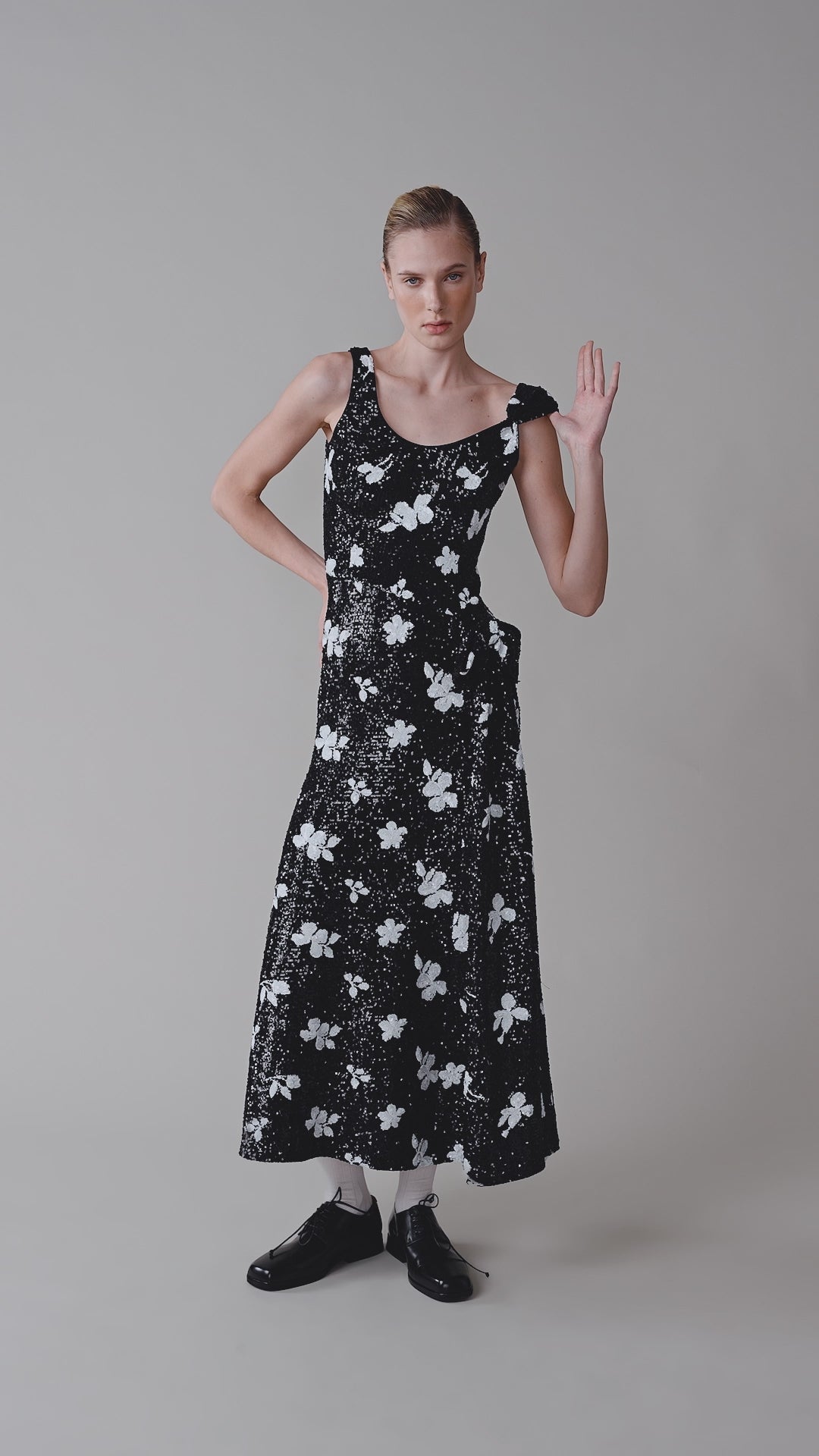 Платье с пайетками и декоративным бантом