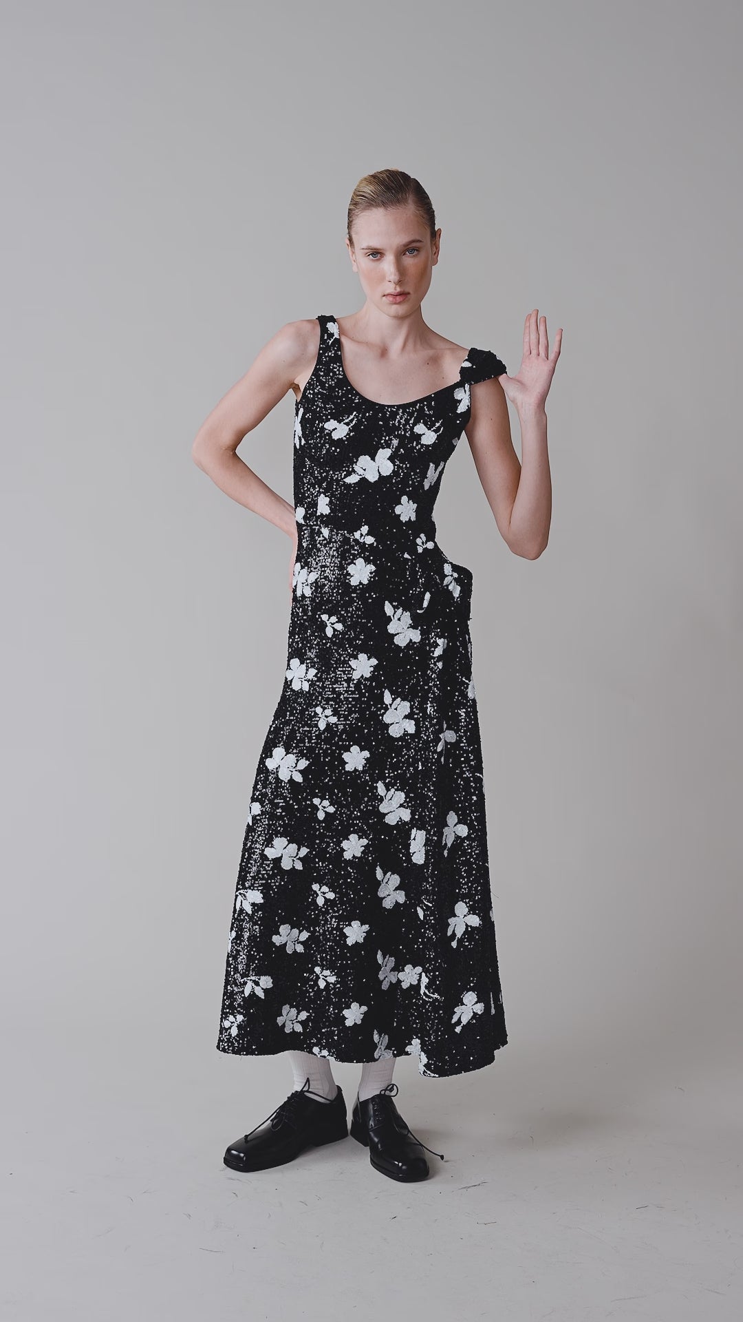 Платье с пайетками и декоративным бантом