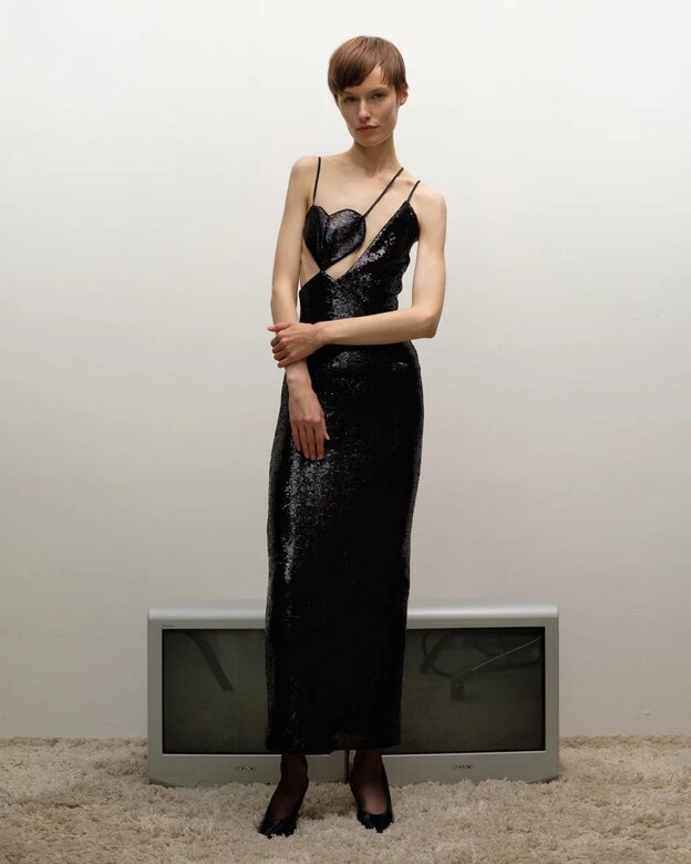 Платье с сердцем из ткани, расшитой пайетками