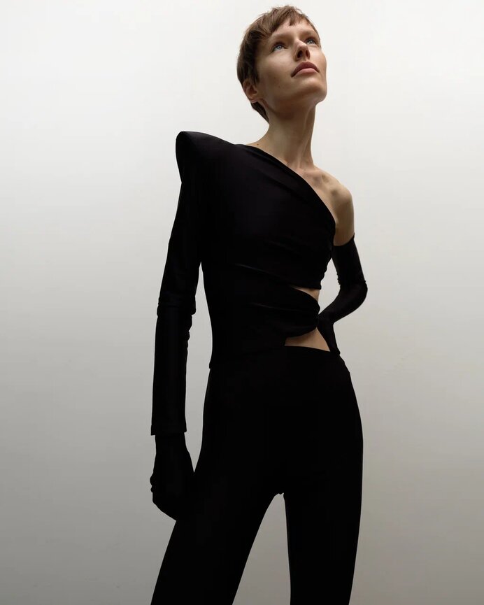 Комбинезон на одно плечо с вырезами