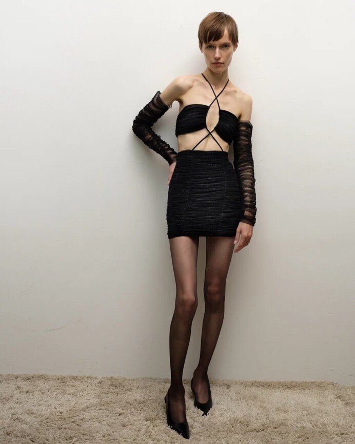 Платье из черной сетки с рукавами