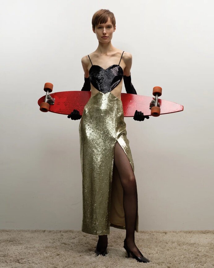 Платье из ткани с пайетками с золотой юбкой