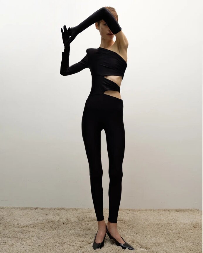 Комбинезон на одно плечо с вырезами